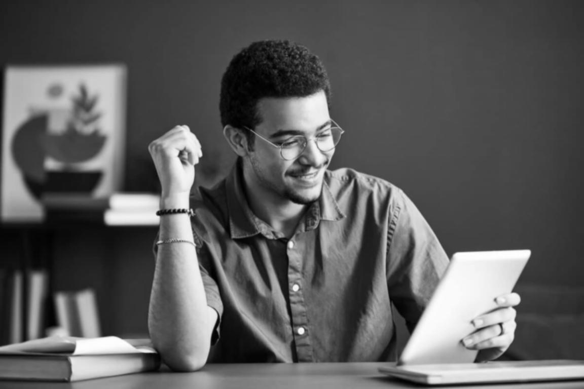 Teilnehmer arbeiten gemeinsam an Budgetstrukturen in einem Online-Workshop