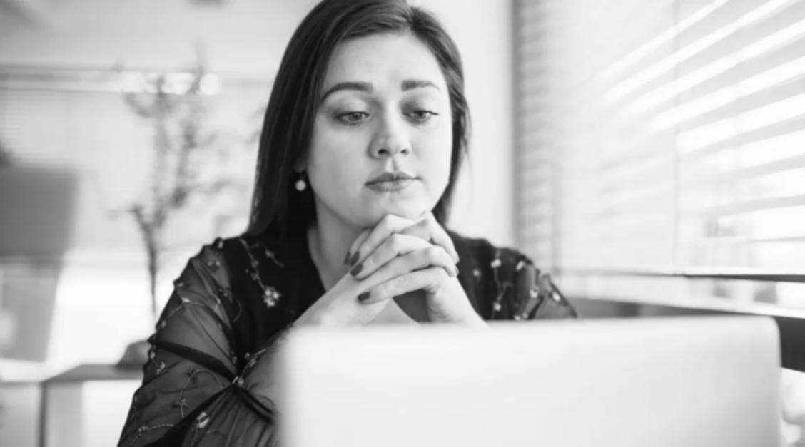 Unternehmensvertreter in einer Online-Lernsession zur Budgetautomatisierung